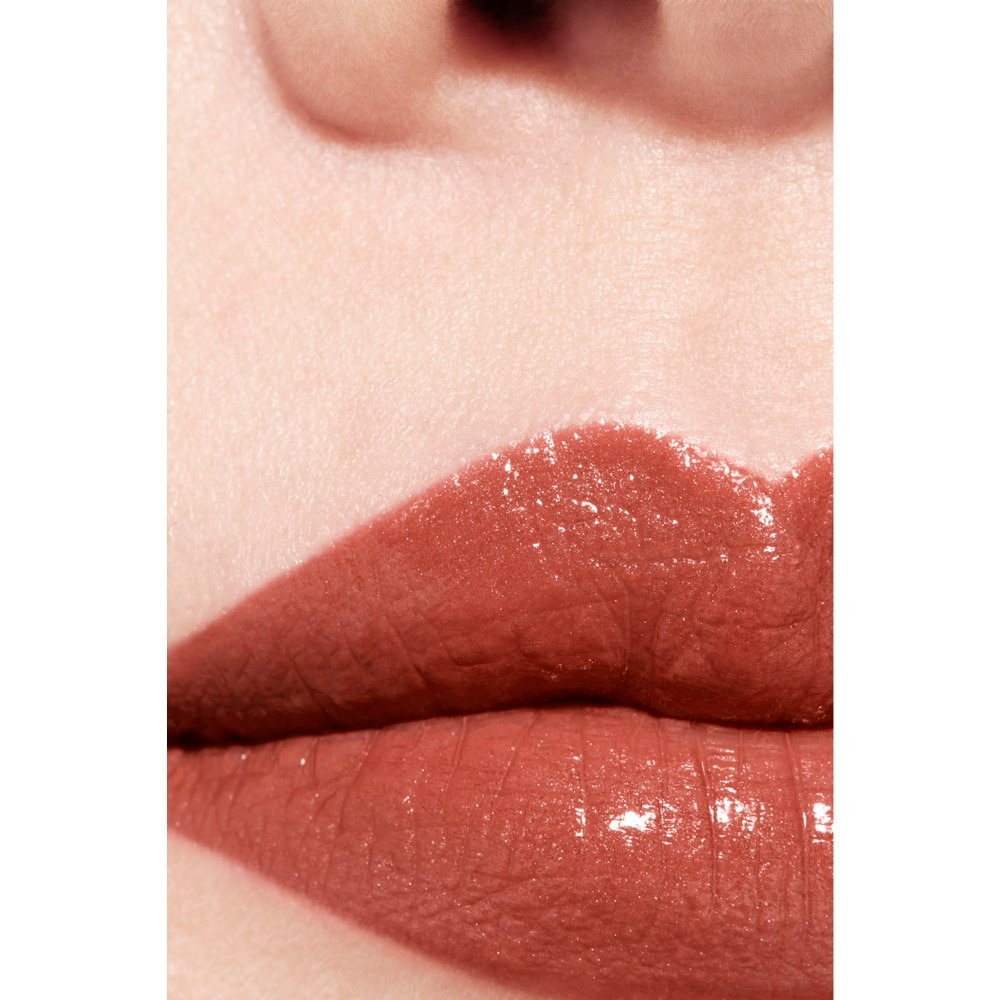 LA BARRA DE LABIOS SATINADA DE LARGA DURACI&Oacute;N, TRATAMIENTO HIDRATANTE Y ALISANTE